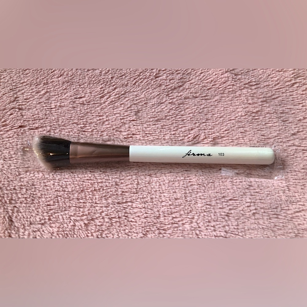 BNIB Firma beauty angled contour brush #103